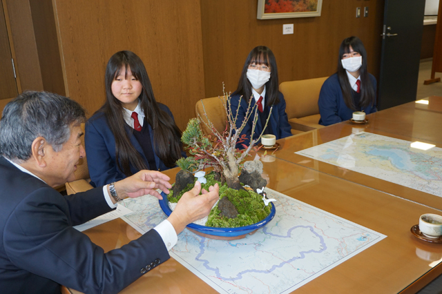 丹精込めた寄せ植え寄贈 八日市南高の生徒