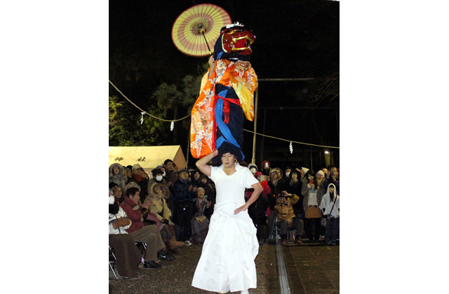 花魁道中など優雅に 獅子舞奉納が午前0時から