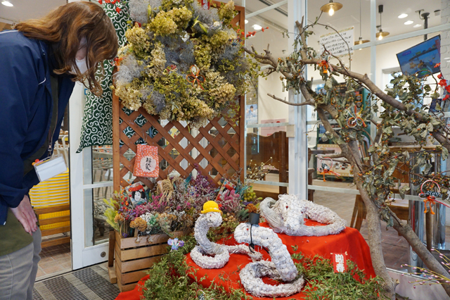 縁起のいい白蛇の干支オブジェ 道の駅マーガレットステーション