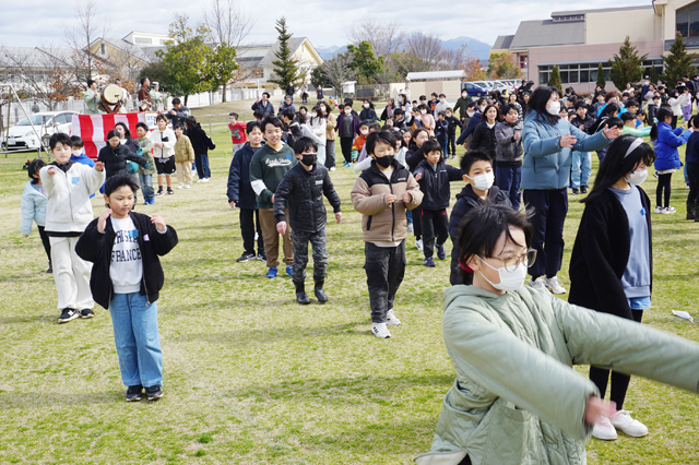 八日市南小児童、江州音頭で大きな輪に