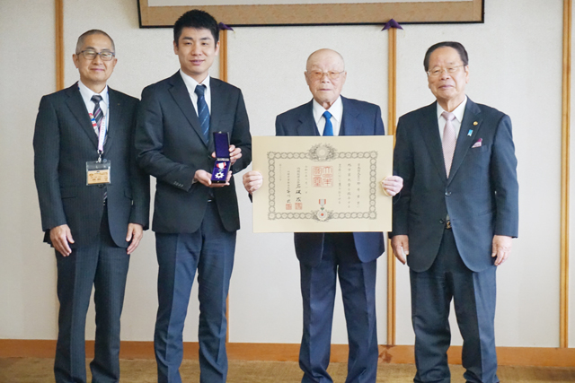 元日野町議会議員　野嵜さんに高齢者叙勲