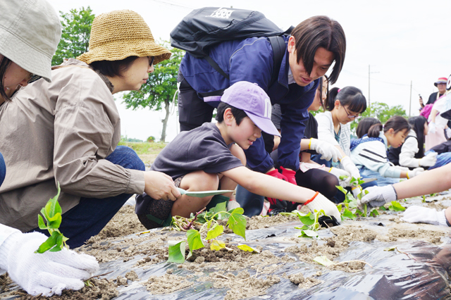 平和の大切さ、体全体で考える 県平和祈念館で体験学習イベント