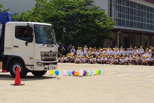交差点では1歩、2歩後ろに下がって