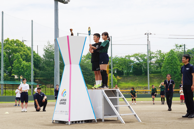 日野町大谷公園野球場で炬火イベントを開催