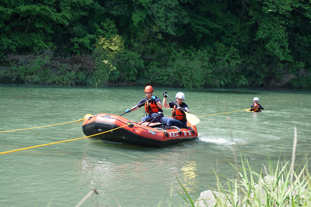 出水期に備え流水救助訓練　八日市消防署