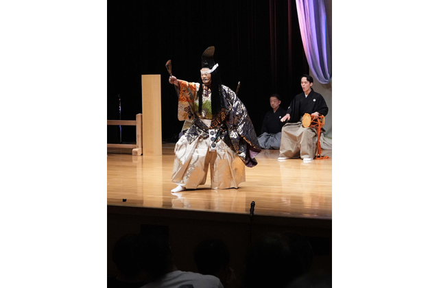 能装束着付けと能を披露 能楽に親しんで