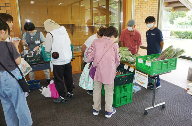 図書館で野菜市 つくって食べて元気に！