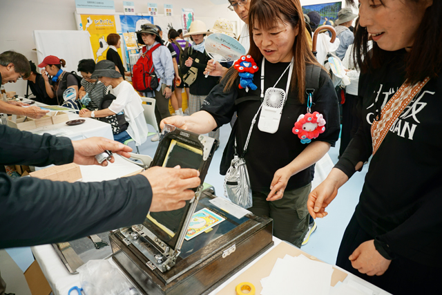 大阪・関西万博リポート （3）ガリ版印刷体験大盛況