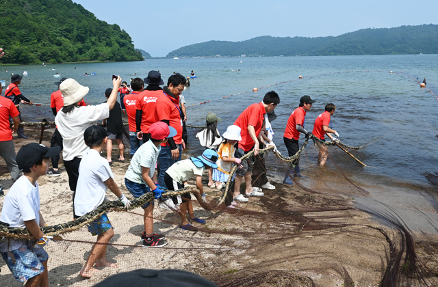 びわ湖の生きた魚にふれる 宮ケ浜で「地引き網体験」