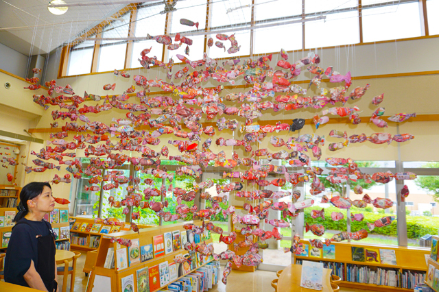 園児らが新聞紙で制作「スイミー」の世界