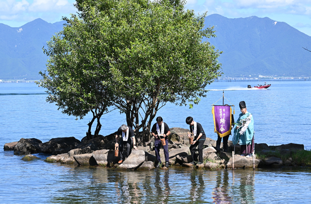 歴史文化を繋ぐ「第69回富士登山」水ヶ浜でびわ湖のお水取り