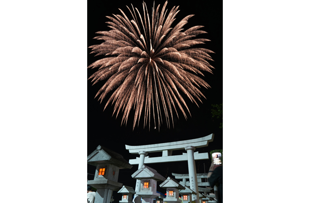 晩夏の夜空彩る奉納花火 御澤神社例大祭