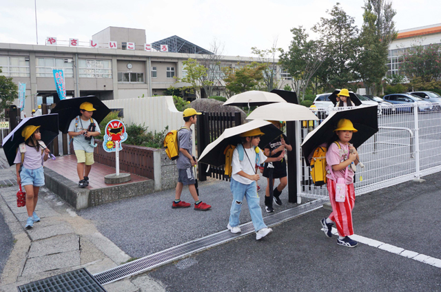 暑さ耐える児童に日傘のプレゼント 能登川東小学校