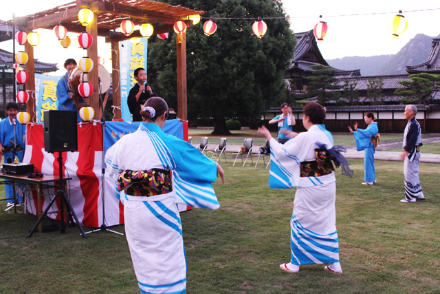 夏の暑さの余韻 江州音頭楽しむ