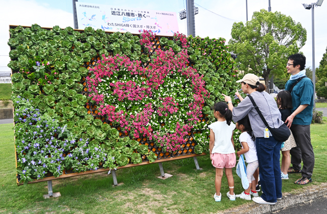 選手・来場者を温かく迎える「歓迎花看板」完成披露