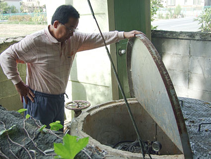 手原の井戸 真っ黒でどろどろの水が出る