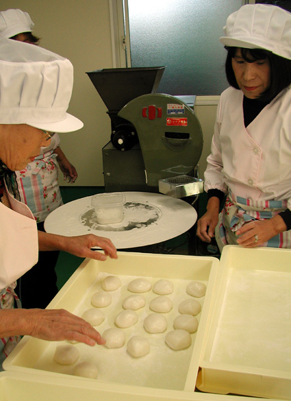 幻のもち米原料に「杵つきもち」販売