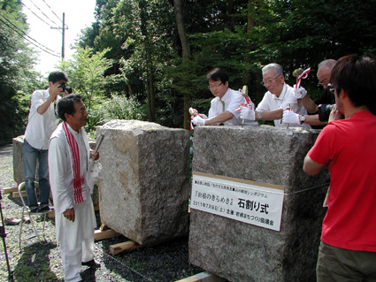 彫刻家・杉本さんと市民で共同制作