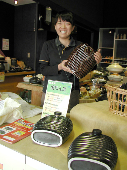 注目の節電グッズ「信楽焼の湯たんぽ」