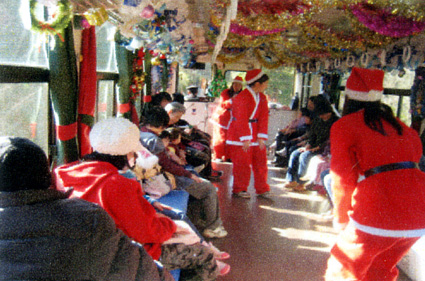 クリスマスシーズン恒例「サンタ列車」24日まで運行