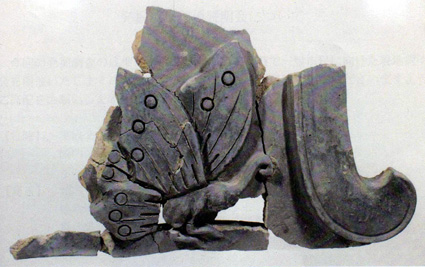 水口岡山城　最古級「揚羽蝶」鬼瓦の謎