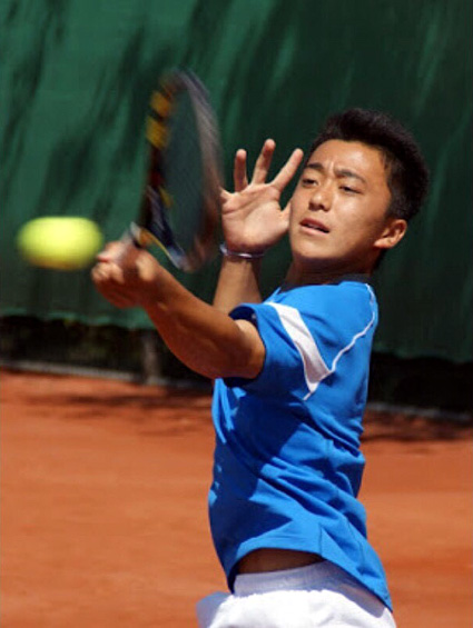 男子テニス 世界へはばたけ、湖南市の清水選手