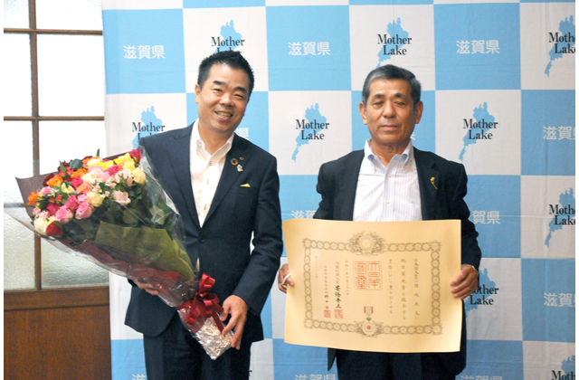 県内バラ生産者が旭日単光章