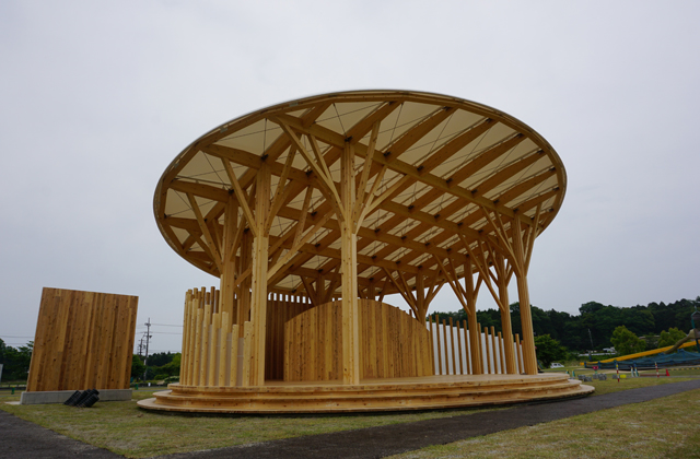 式典会場のシンボル「お野立所」県産木材で琵琶湖をイメージ