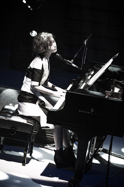 人気シンガーソングライター大塚愛弾き語りライブ