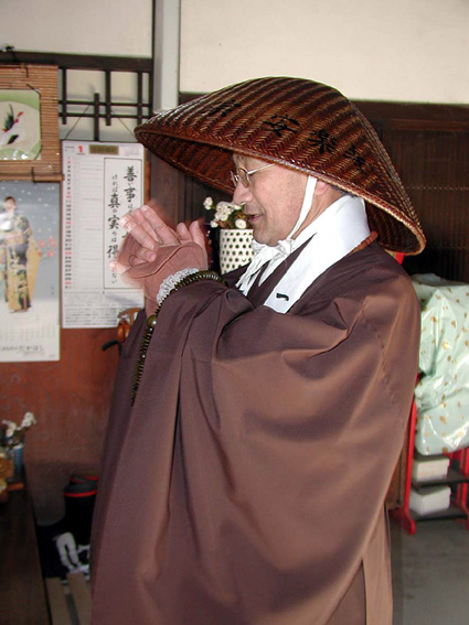 安楽寺の橋本住職ら 息も白く「寒行托鉢行」