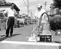 交通事故防止へ白線敷設 ほか (2000年9月15日号)