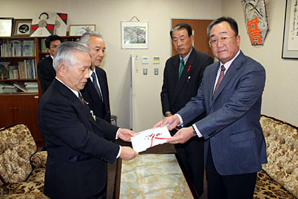 東近江市ゴルフ協会が寄付　Ｊrサッカーゴール