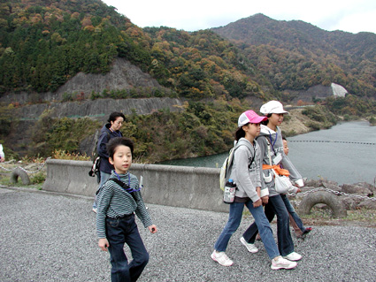 ふれ愛ウォーク愛荘に200人 深まる秋を家族連れなど満喫