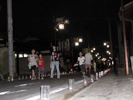 キャンドルスタンド1500個が並ぶ 街道に幻想的な光の帯