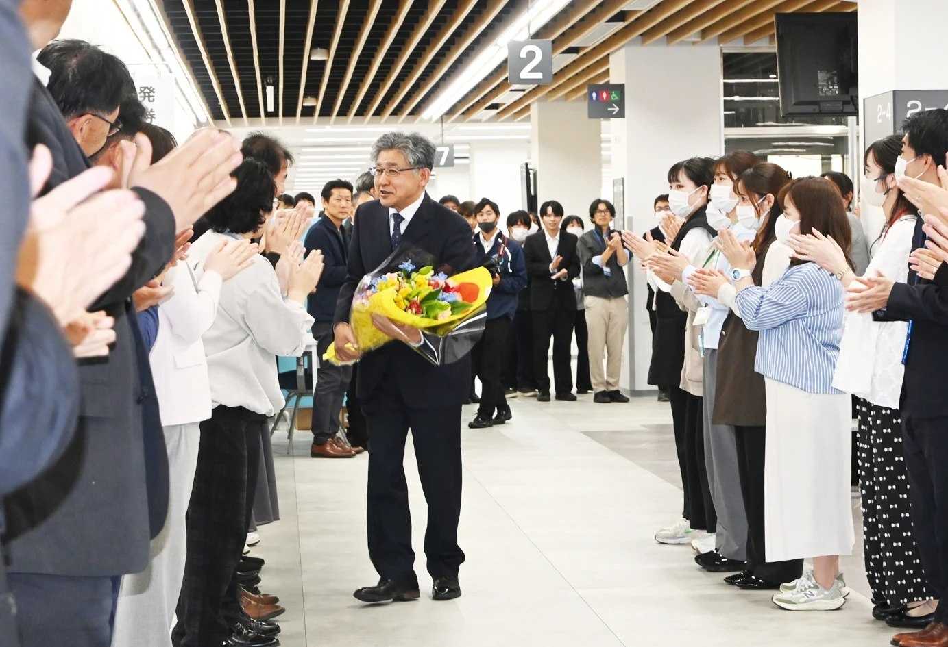 小西市長が退任 2期8年間、職員に感謝