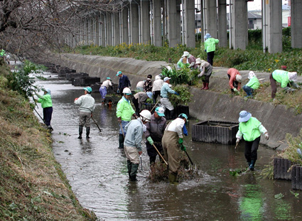 地域の憩いの場を美しくしよう！新愛知川のゴミを回収