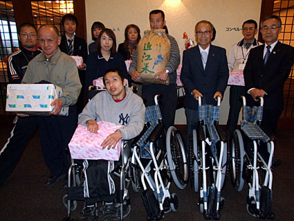 良いことで締めくくろう！　福祉施設にプレゼント