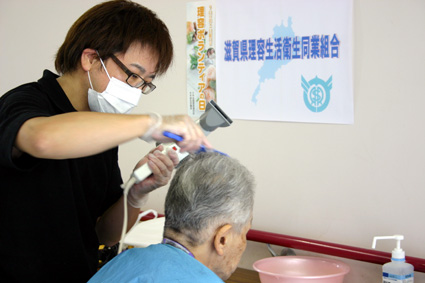 理容ボランティアの日 お年寄りサッパリ