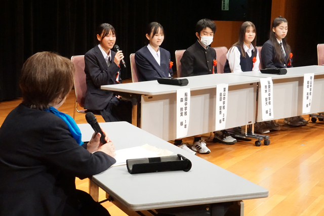 児童生徒らが「戦争と平和」について発表