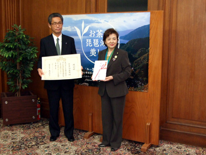 琵琶湖の環境保全に役立てて！伊藤園が県へ1000万円寄付