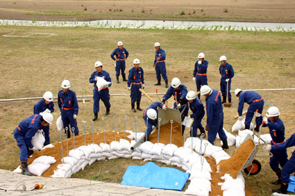 消防協会八幡支部夏期訓練 日野川で火災と水害
