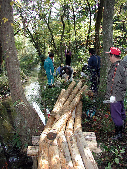かるの湧水湿地景観保全会が活動