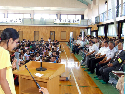 見守る目の温かさ感じながら下校
