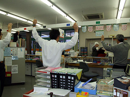 長く感じた2分間　蒲生郵便局で 「強盗訓練」