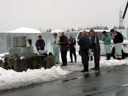 大西世話人代表ら関係者９人「留魂の碑」に参拝