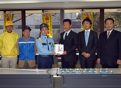 地域の安全推進に　防犯グッズ寄贈