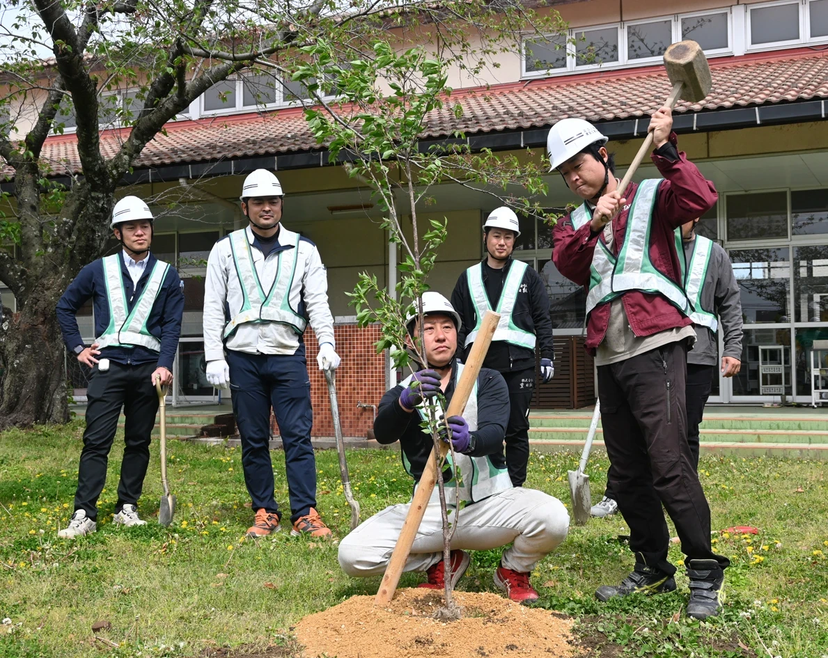 苗木の成長を思いやる心を 幼稚園に花が咲く木植樹