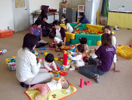 先輩ママ・パパが活躍　子育て応援団「サポートAiue」