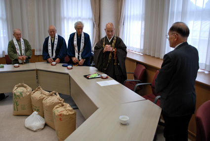 安楽寺の普照房住職ら「寒行托鉢」の浄財を寄付