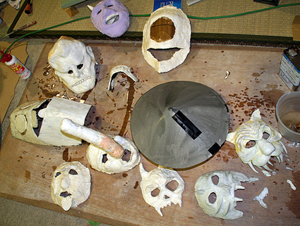 「妖怪地百鬼夜行」に集合 ぞくぞく登場する妖怪たち